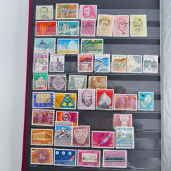 Vrac philatélique de timbres du monde neufs et oblitérés en un carton.