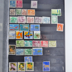 Vrac philatélique de timbres du monde neufs et oblitérés en un carton.