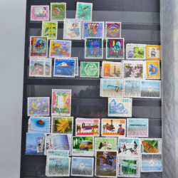 Vrac philatélique de timbres du monde neufs et oblitérés en un carton.