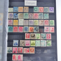 Vrac philatélique de timbres du monde neufs et oblitérés en un carton.