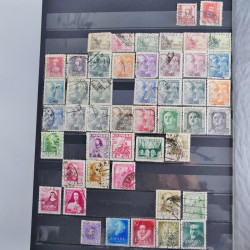 Vrac philatélique de timbres du monde neufs et oblitérés en un carton.