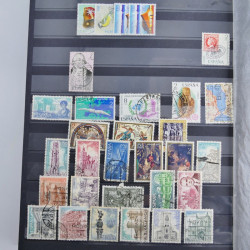 Vrac philatélique de timbres du monde neufs et oblitérés en un carton.