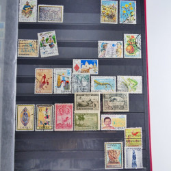 Vrac philatélique de timbres du monde neufs et oblitérés en un carton.