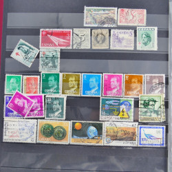 Vrac philatélique de timbres du monde neufs et oblitérés en un carton.