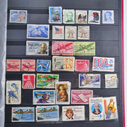 Vrac philatélique de timbres du monde neufs et oblitérés en un carton.