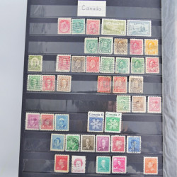 Vrac philatélique de timbres du monde neufs et oblitérés en un carton.