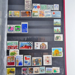 Vrac philatélique de timbres du monde neufs et oblitérés en un carton.