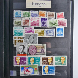 Vrac philatélique de timbres du monde neufs et oblitérés en un carton.