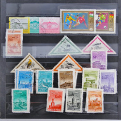 Vrac philatélique de timbres du monde neufs et oblitérés en un carton.