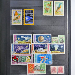 Vrac philatélique de timbres du monde neufs et oblitérés en un carton.