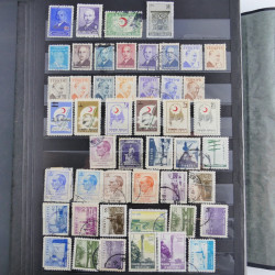 Vrac philatélique de timbres du monde neufs et oblitérés en un carton.