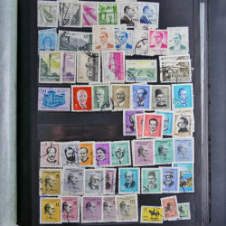 Vrac philatélique de timbres du monde neufs et oblitérés en un carton.