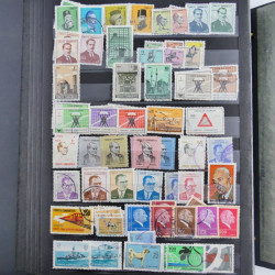 Vrac philatélique de timbres du monde neufs et oblitérés en un carton.