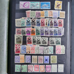 Vrac philatélique de timbres du monde neufs et oblitérés en un carton.