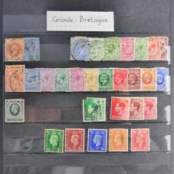 Vrac philatélique de timbres du monde neufs et oblitérés en un carton.