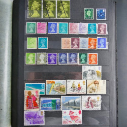 Vrac philatélique de timbres du monde neufs et oblitérés en un carton.