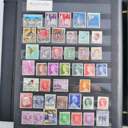 Vrac philatélique de timbres du monde neufs et oblitérés en un carton.