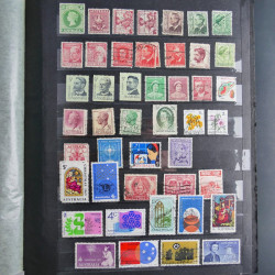 Vrac philatélique de timbres du monde neufs et oblitérés en un carton.