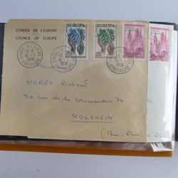 Vrac philatélique de timbres du monde neufs et oblitérés en un carton.