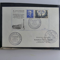 Vrac philatélique de timbres du monde neufs et oblitérés en un carton.