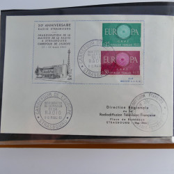 Vrac philatélique de timbres du monde neufs et oblitérés en un carton.