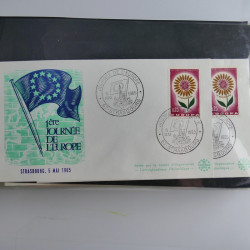 Vrac philatélique de timbres du monde neufs et oblitérés en un carton.