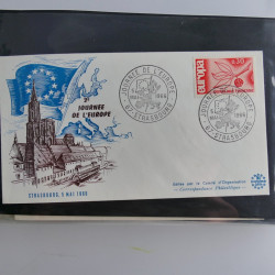 Vrac philatélique de timbres du monde neufs et oblitérés en un carton.