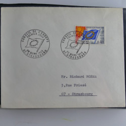 Vrac philatélique de timbres du monde neufs et oblitérés en un carton.