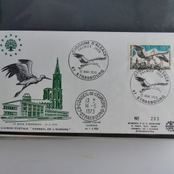 Vrac philatélique de timbres du monde neufs et oblitérés en un carton.