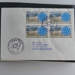 Vrac philatélique de timbres du monde neufs et oblitérés en un carton.