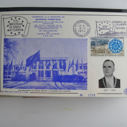 Vrac philatélique de timbres du monde neufs et oblitérés en un carton.