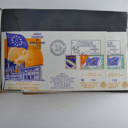 Vrac philatélique de timbres du monde neufs et oblitérés en un carton.