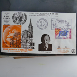 Vrac philatélique de timbres du monde neufs et oblitérés en un carton.