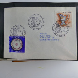 Vrac philatélique de timbres du monde neufs et oblitérés en un carton.