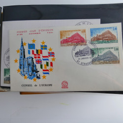 Vrac philatélique de timbres du monde neufs et oblitérés en un carton.