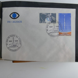 Vrac philatélique de timbres du monde neufs et oblitérés en un carton.