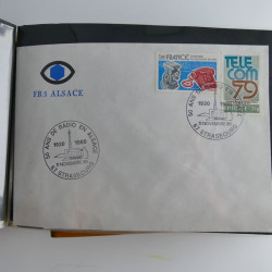 Vrac philatélique de timbres du monde neufs et oblitérés en un carton.