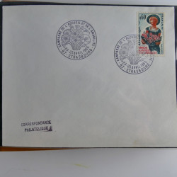 Vrac philatélique de timbres du monde neufs et oblitérés en un carton.