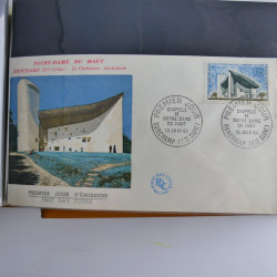 Vrac philatélique de timbres du monde neufs et oblitérés en un carton.