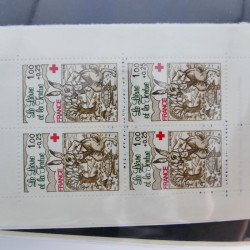 Vrac philatélique de timbres du monde neufs et oblitérés en un carton.