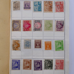 Vrac philatélique de timbres du monde neufs et oblitérés en un carton.