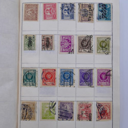 Vrac philatélique de timbres du monde neufs et oblitérés en un carton.