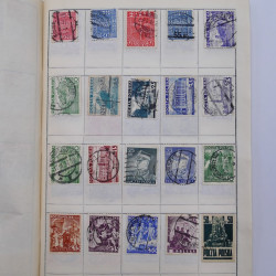 Vrac philatélique de timbres du monde neufs et oblitérés en un carton.