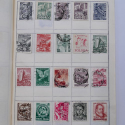 Vrac philatélique de timbres du monde neufs et oblitérés en un carton.