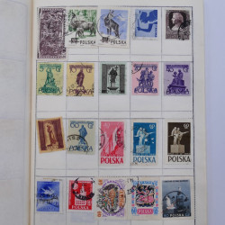 Vrac philatélique de timbres du monde neufs et oblitérés en un carton.