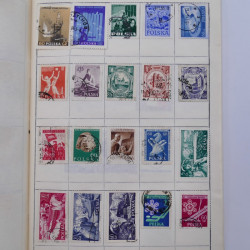 Vrac philatélique de timbres du monde neufs et oblitérés en un carton.