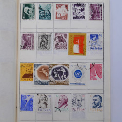 Vrac philatélique de timbres du monde neufs et oblitérés en un carton.