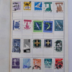 Vrac philatélique de timbres du monde neufs et oblitérés en un carton.