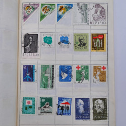 Vrac philatélique de timbres du monde neufs et oblitérés en un carton.