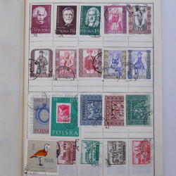 Vrac philatélique de timbres du monde neufs et oblitérés en un carton.